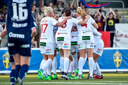 Rosengårds Sanne Troelsgaard Nielsen jublar med lagkamrater