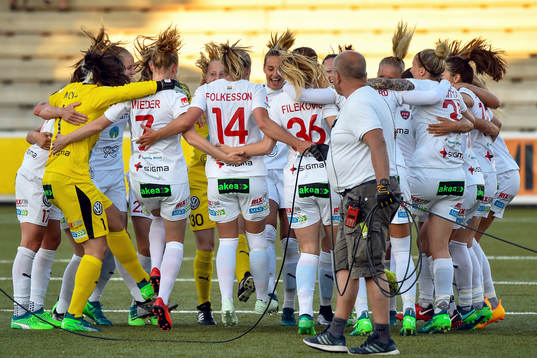 Rosengårds spelare jublar