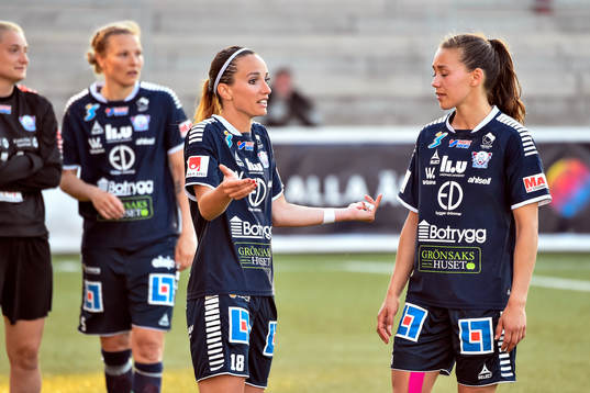 Linköpings Kosovare Asllani och Elin Landström deppar