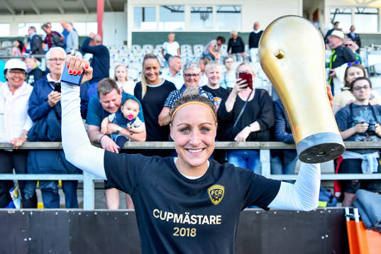 Rosengårds Sanne Troelsgaard Nielsen jublar med pokalen