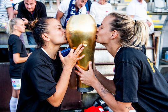 Rosengårds Alexandra Lowe Riley och Nathalie Björn kysser