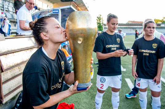 Rosengårds Alexandra Lowe Riley kysser pokalen