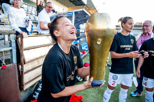 Rosengårds Alexandra Lowe Riley med pokalen
