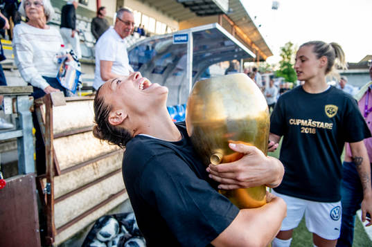 Rosengårds Alexandra Lowe Riley med pokalen