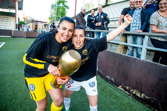 Rosengårds målvakt Zecira Musovic och Iva Landeka jublar