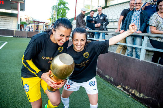 Rosengårds målvakt Zecira Musovic och Iva Landeka jublar