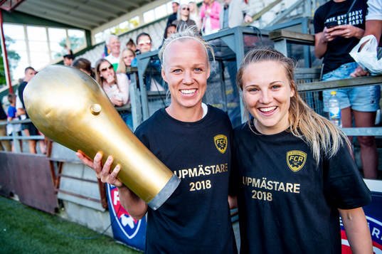 Rosengårds Caroline Seger och Fiona Brown med pokalen