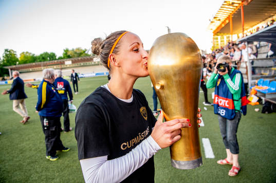 Rosengårds Sanne Troelsgaard Nielsen kysser pokalen