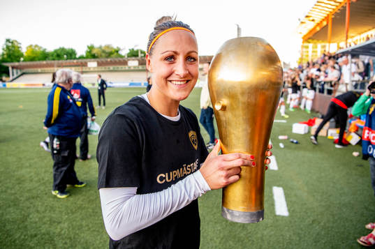Rosengårds Sanne Troelsgaard Nielsen jublar med pokalen