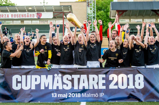 Rosengård Caroline Seger höjer pokalen och jublar med