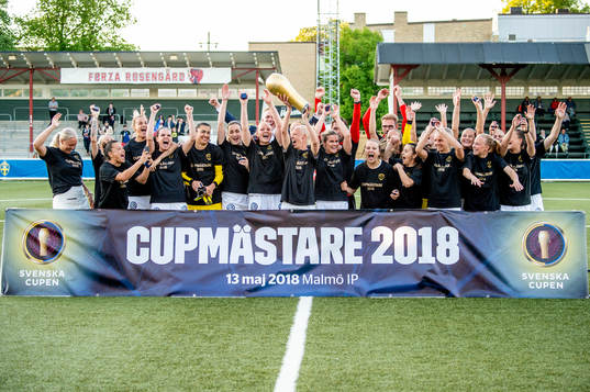 Rosengård Caroline Seger höjer pokalen och jublar med