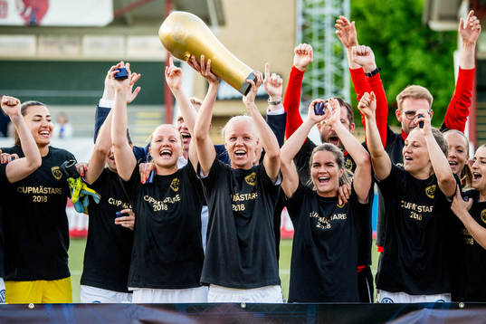 Rosengård Caroline Seger höjer pokalen och jublar med