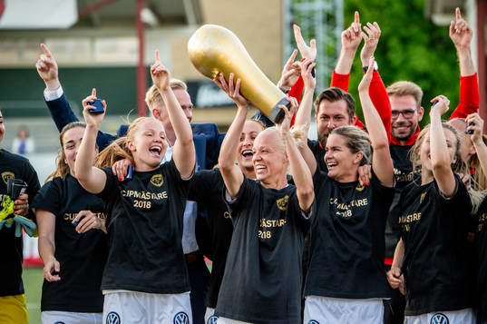 Rosengård Caroline Seger höjer pokalen och jublar med