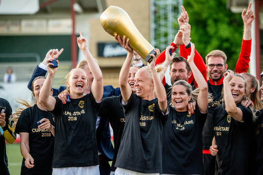 Rosengård Caroline Seger höjer pokalen och jublar med