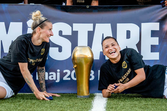 Rosengård Anja Mittag och Alexandra Lowe Riley med pokalen
