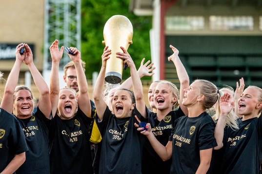 Rosengård Iva Landeka höjer pokalen och jublar med