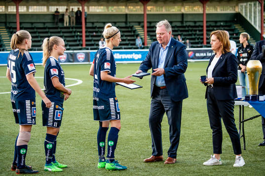 Linköpings Janni Arnth Jensen tar emot silvermedaljen av