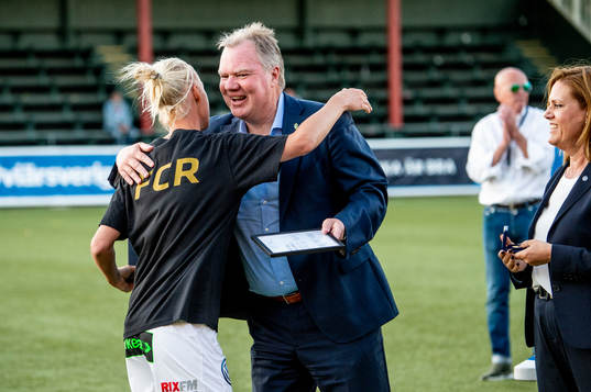 Rosengårds Caroline Seger tar emot guldmedaljen av Svenska