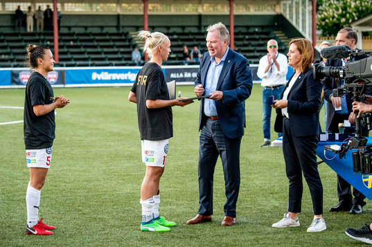Rosengårds Caroline Seger tar emot guldmedaljen av Svenska