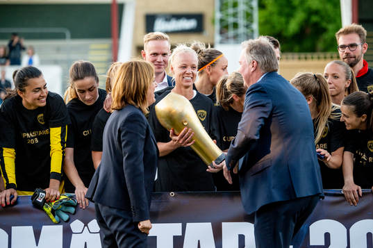 Rosengårds Caroline Seger tar emot pokalen av Svenska