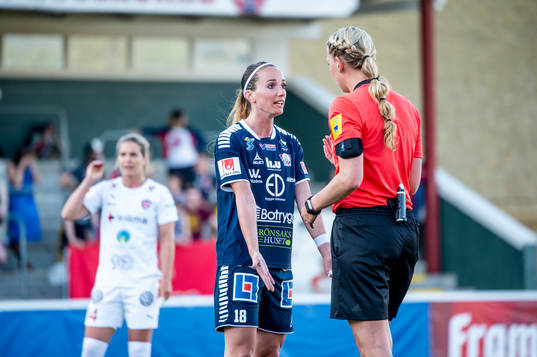 Linköpings Kosovare Asllani är upprörd på domaren Tess