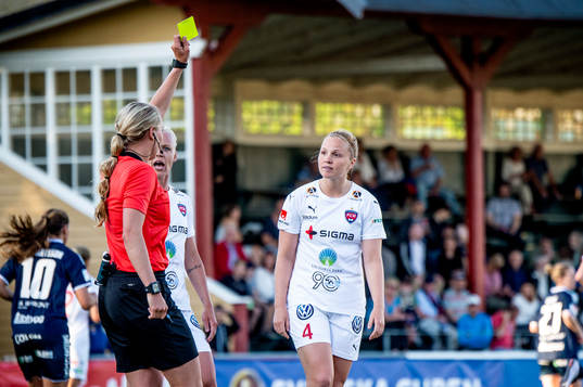 Domaren Tess Olofsson ger Rosengårds Glodis Perla