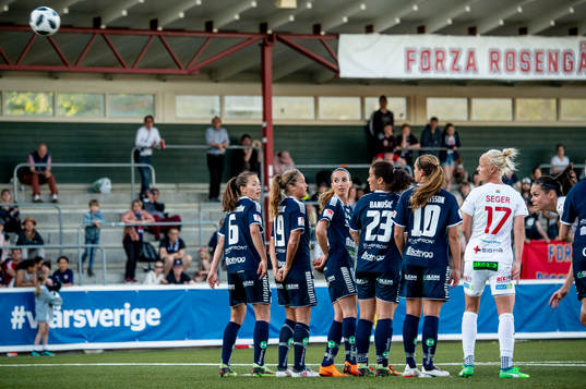 Linköpings Kosovare Asllani i muren följer bollen