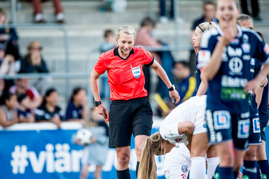 Domaren Tess Olofsson med det röda kortet