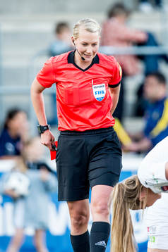 Domaren Tess Olofsson med det röda kortet