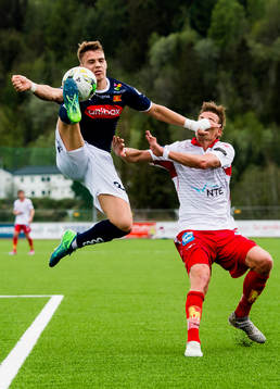Markus Nakkim of Viking and Robert Stene of Levanger