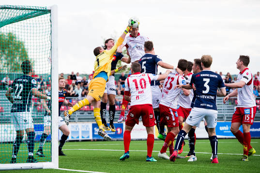 Goalkeeper Iven Austbø of Viking and Tom Erik Heir