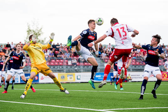 Markus Nakkim of Viking and Robert Stene of Levanger