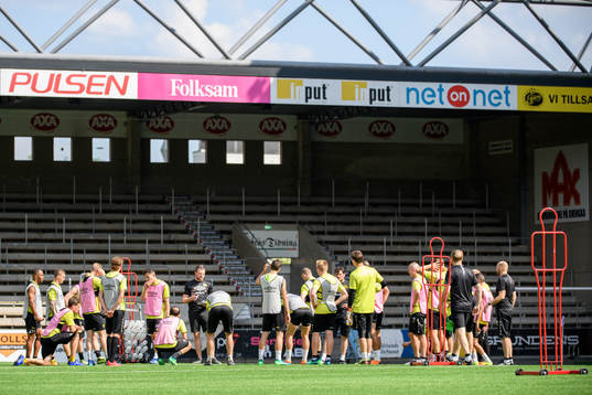 Spelarna samlade för genomgång