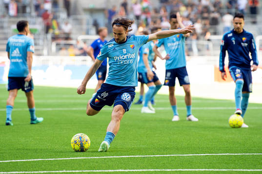 Djurgårdens Kevin Walker värmer upp