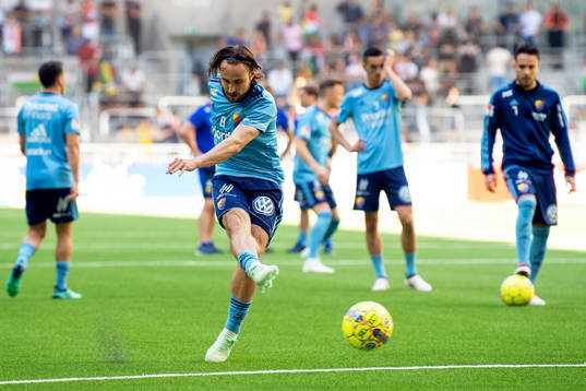 Djurgårdens Kevin Walker värmer upp