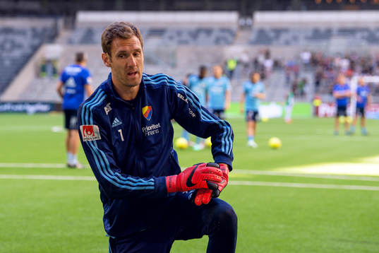 Djurgårdens målvakt Andreas Isaksson värmer upp