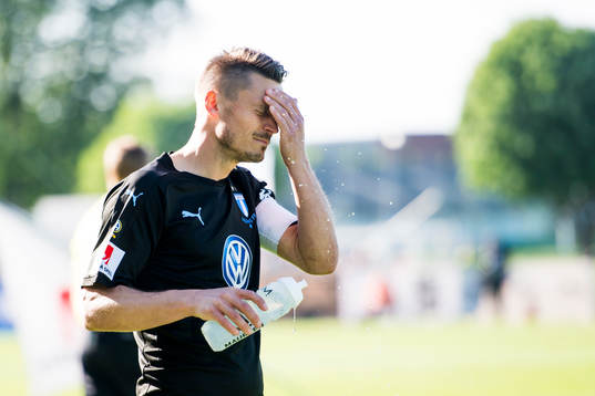 Malmö FFs Markus Rosenberg skvätter vatten på ansiktet