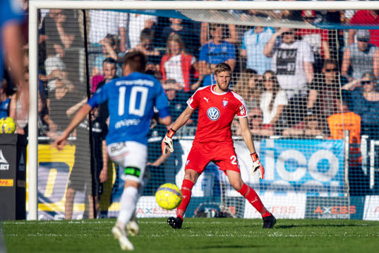 Malmö FFs målvakt Fredrik Andersson och Trelleborgs Zoran