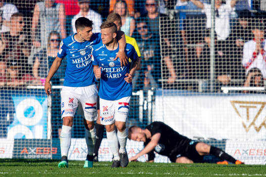 Trelleborgs Denis Hadzikadunic och Erik Andersson jublar
