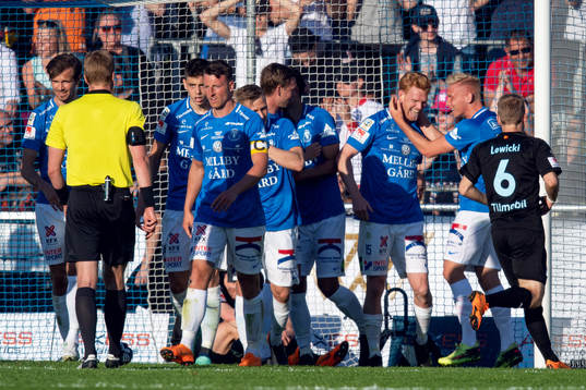 Trelleborgs Lasse Nielsen jublar med lagkamrater