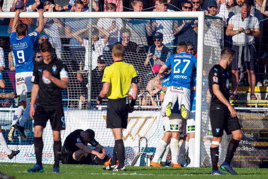 Trelleborgs Lasse Nielsen jublar med lagkamrater