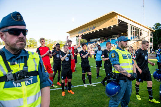 Malmö FFs supportrar tackar publiken bakom ordningsvakter