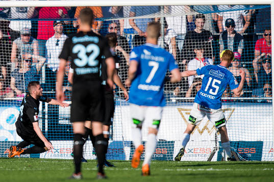 Trelleborgs Lasse Nielsen nickar in 1-0 bredvid Malmö FFs