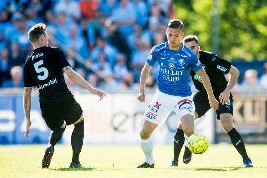 Trelleborgs Felix Hörberg bevakas av Malmö FFs Sören