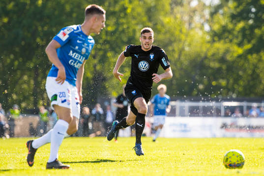 Malmö FFs Egzon Binaku jagar Trelleborgs Felix Hörberg