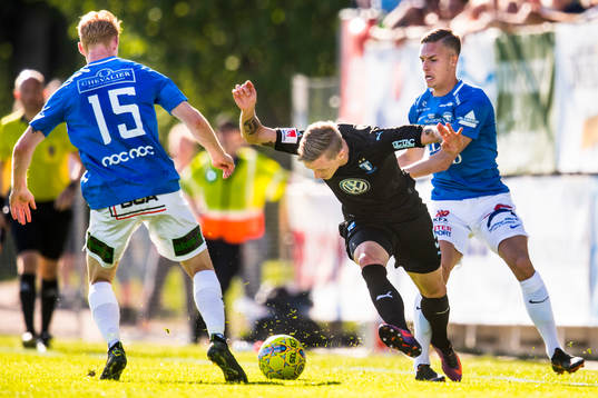 Malmö FFs Sören Rieks i kamp omm bollen med Trelleborgs