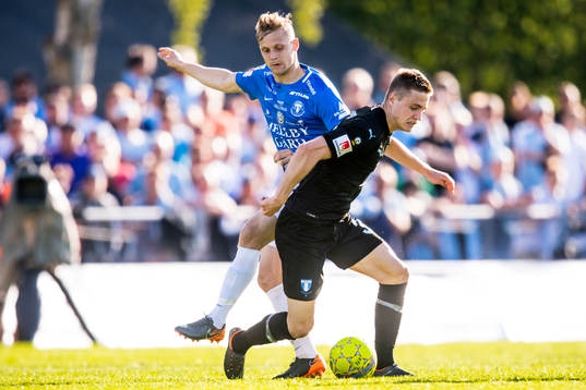 Malmö FFs Mattias Svanberg i kamp om bollen med