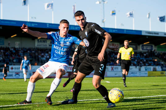 Trelleborgs Felix Hörberg i kamp om bollen med Malmö FFs