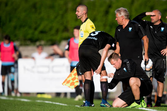 Malmö FFs Egzon Binaku får vård av sjukgymnast Jesper