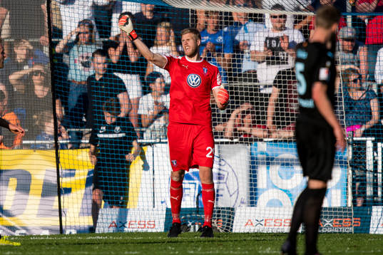 Malmö FFs målvakt Fredrik Andersson gestikulerar